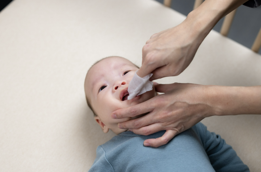 membersihkan lidah bayi, tips lidah bayi bersih, kesehatan mulut bayi, cara merawat mulut si kecil, Bunda, si Kecil